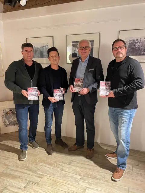 (v.l.) Bürgermeister a.D. Hans Lotter, Vizebürgermeister Thomas Plank (SPÖ), Chronist Wolfgang Bachlönig und Thomas Gissenwehrer | Foto: Bachkönig