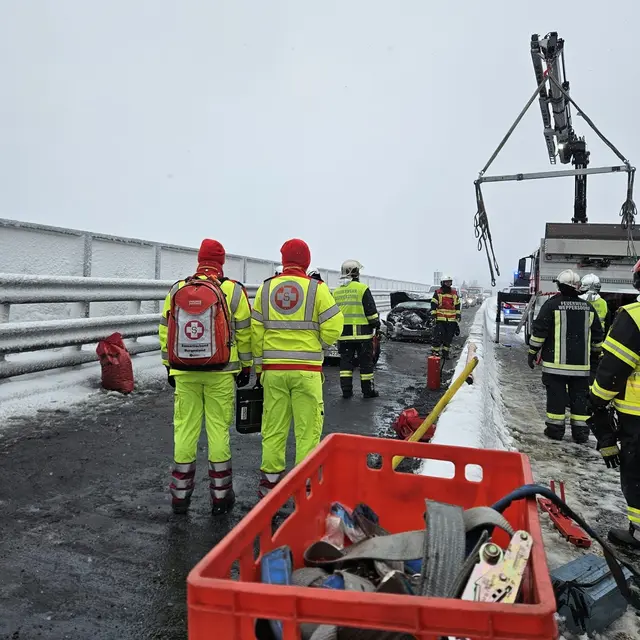 Ein Mann und eine Frau wurden bei dem Verkehrsunfall auf der S31 nur leicht verletzt.  | Foto: Feuerwehr Weppersdorf