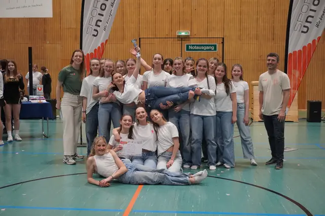 Mit der Gruppe "Girls like this" erhielt die MS Seefeld Platz 2 bei den Oldies.  | Foto: AMG