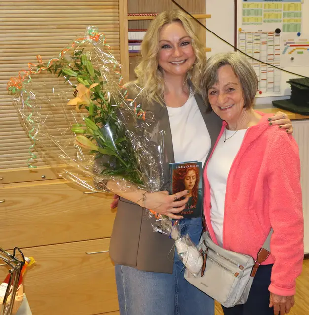 Autorin Isabella Kapeller wurde in Mötz ein Blumenstrauß überreicht.  | Foto: Tatschl