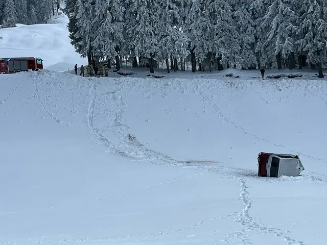 Nach einem schweren Unfall in Söll, bei dem ein Pkw auf der Brandstadlalpstraße 50 Meter abstürzte, musste der Pkw-Lenker mit leichten Verletzungen ins Bezirkskrankenhaus Kufstein gebracht werden. | Foto: ZOOM.Tirol
