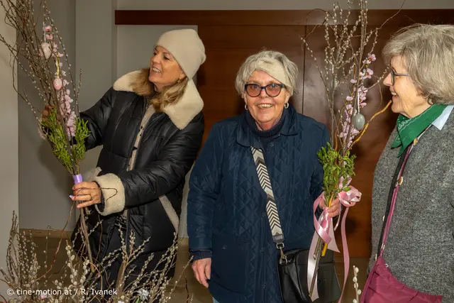 Obfrau Angela Wolf, Renate Lehrer und Waltraud Wurzinger bei der Wahl ihrer Palmbuschen für Zuhause. | Foto: cine-motion.at / R. Ivanek