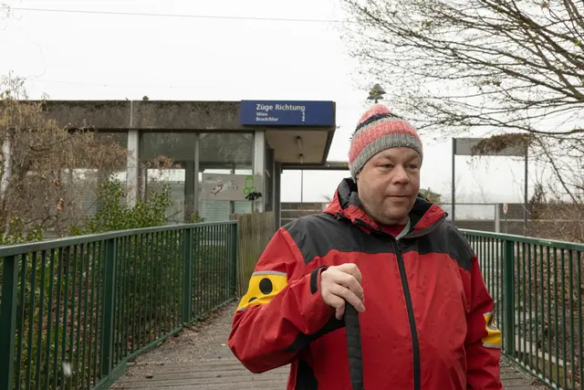 Christoph Zottl vor der Bahnunterführung Pottschach. Das erste Ärgernis sind hier Stufen vorm Leitsystem, die zur Stolperfalle werden können. | Foto: Santrucek