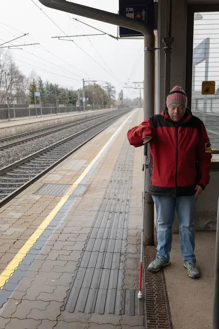 Der Ternitzer am Bahnsteig in Fahrtrichtung Gloggnitz. Das Blindenleitsystem beginnt ein ganzes Stück nach dem Aufstieg der Unterführung. Bis dahin muss Zottl sich am Bahnhofsgebäude entlang tasten. | Foto: Santrucek