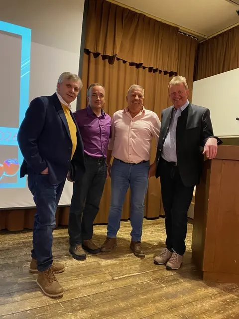 V.li.: Christian Vötter (TAURISKA), Vize-Bürgermeister Georg Meilinger (Bramberg), Gottfried Hochgruber (Vortragender, Südtirol) und Obmann Toni Lassacher (Obst- und Gartenbauverein Bramberg).  | Foto: TAURISKA