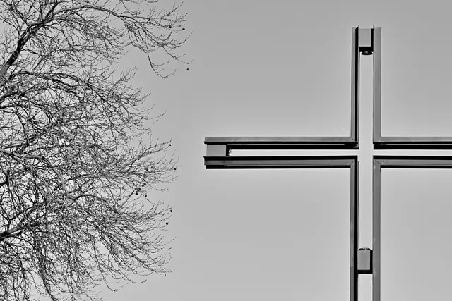 Ausschnitt des Kreuzes mit integrierten Strahlern. | Foto: Hans-Peter Kriener