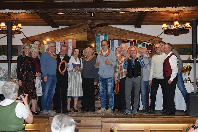 Die Schrepferpreis Gewinner Bezirkscup Herren EV Fieberbrunn, Frau Landtagsabgeordnete Katrin Brugger, Frau Landtagsabgeordnete Claudia Hagsteiner, Bürgermeister Fieberbrunn Dr Walter Astner, Josef Foidl, Albin Blassnigg, GV Maria Braito, Martin Bucher, Heinz Huber, Michael Hochfilzer, Bernd Gasteiger, Wolfgang Baumann, Markus Holzmann und Johannes Lanner. | Foto: Sabine Trabi; Friedl Schwaighofer; Anneliese Hechenberger