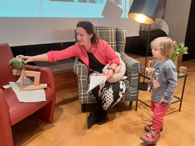 Papagei Rico war als Figur in einer Kindergeschichte von Barbara Tatschl live dabei. | Foto: Tatschl