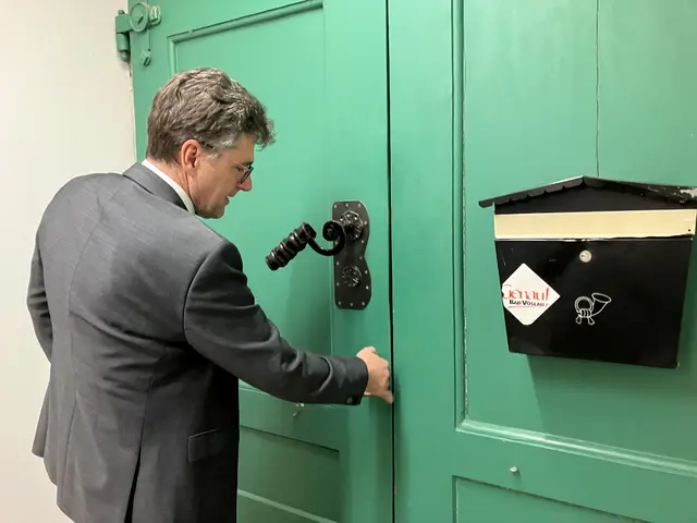Dass der persönliche Besuch einer Gemeinderatssitzung durchaus Erlebnisse birgt, die ein Livestream nicht bieten kann, zeigte sich am 26. März. Am Ende der Sitzung war das Rathaus versperrt und das Publikum konnte nicht raus, bis der Bürgermeister aufsperren kam. | Foto: Stockmann