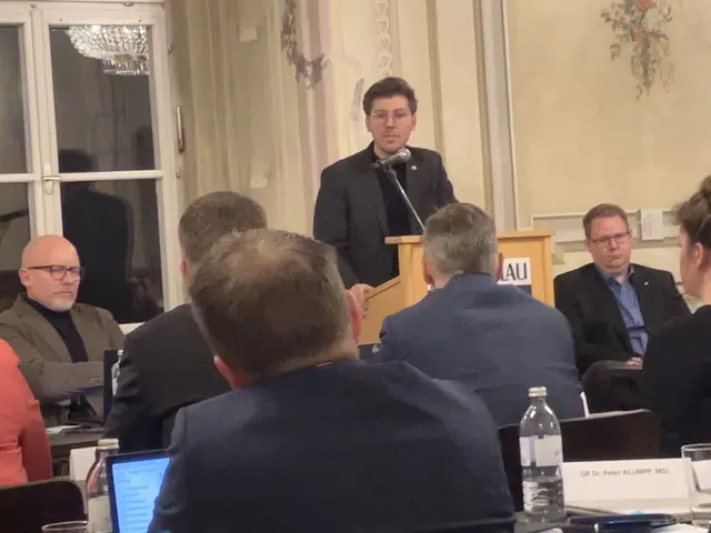 Liste Flammer Jung-Stadtrat Lukas Schinner verkündet, dass die Liste Flammer gegen den Livestream stimmen wird. Rechts neben ihm IT-Stadtrat Philipp Schottleitner (ÖVP) und links neben ihm Stadtrat Johann Pichler (Liste Bad Vöslau) | Foto: Stockmann
