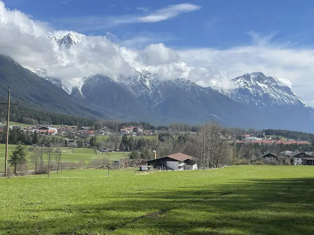 Radfahrer nach Kollision in Obsteig schwer verletzt in Krankenhaus geflogen
