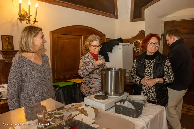 Die Suppenköchinnen Jana und llse S. stehend um Ihre 40 l Töpfe (vlnr). | Foto: cine-motion.at / R. Ivanek