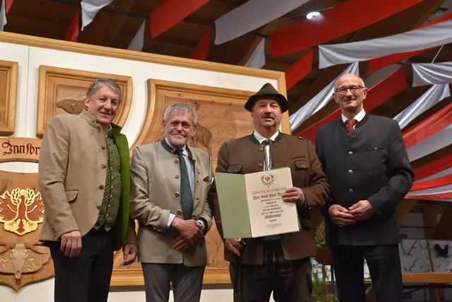 Die höchste Auszeichnung des Tiroler Jägerverbandes, die Ernennung zum Wildmeister, erhielt Josef Neuner aus Scharnitz. | Foto: © Georg Larcher / MeinBezirk.at