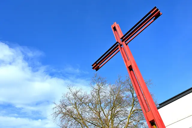 Amstetten St. Marien: Außenkreuz erinnert an erste Messe