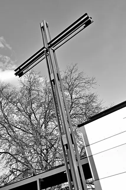 Sechs Meter hohes und drei Meter breites Standkreuz (Ausführung: Firma Zindler, Amstetten) vor dem Pfarrzentrum. | Foto: Hans-Peter Kriener