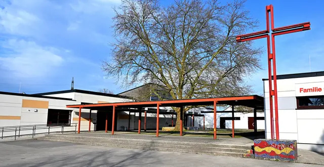 Das Mitte der 1970er-Jahre errichtete Pfarrzentrum St. Marien in Amstetten mit Standkreuz aus Winkelstahlprofilen unter freiem Himmel. | Foto: Hans-Peter Kriener