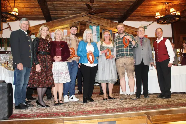 Ehrung für die Damen und Herren Schrepfer bei den Einzel-Bezirksmeisterschaften. GV Franz Adelsberger, Frau Landtagsabgeordnete Katrin Brugger, Frau Landtagsabgeordnete Claudia Hagsteiner, Johann Resinger, Marianne Luxner, Martina Kogler, Martin Beihammer, Andi Aberger und Johannes Lanner. | Foto: Sabine Trabi; Friedl Schwaighofer; Anneliese Hechenberger