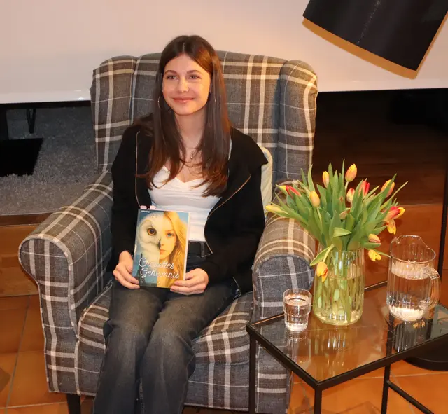 Jüngste Autorin der "Woche der Tiroler Literatur" Anika Fiegl mit "Chouettes Geheimnis" in Stams. | Foto: Tatschl