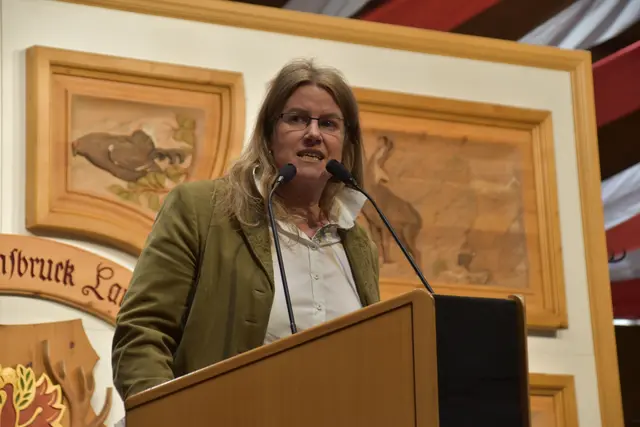 Bgm.in Andrea Neuner bedankte sich bei der Jägerschaft für die gute Zusammenarbeit und dafür, dass die Trophäenschau in Seefeld stattfindet. | Foto: © Georg Larcher / MeinBezirk.at