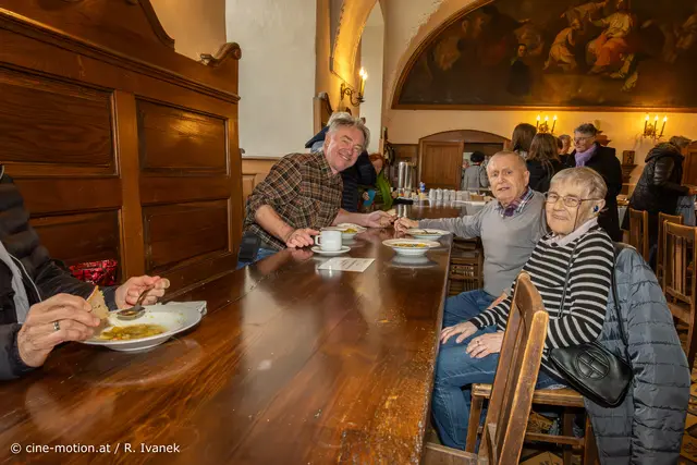 Wolfgang Nell und ihm gegenüber Fritz Maresch in Begleitung von Karoline Felckel mit Suppe und Kaffee und Kuchen (vlnr). | Foto: cine-motion.at / R. Ivanek