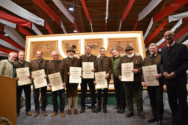 Ehrenzeichen-Vergabe: J. Deutschmann, G. Denifl sowie Hegemeister W. Leitner, Ing. R. Weiß, W. Vötter, W. Eller, Ing. F. Schwarz, P. Scherer und WM J. Zangerl. | Foto: © Georg Larcher / MeinBezirk.at