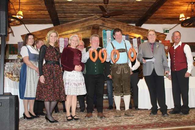 Die Schrepferpreis Gewinner der Vierermannschaft Meisterschaft Ü-65: Christian Wahrstätter und Peter Caramelle EC Brixen mit den Offiziellen: vl. GV Maria Braito, ÖkR Josef Edenhauser, Frau Landtagsabgeordnete Katrin Brugger, Frau Landtagsabgeordnete Claudia Hagsteiner, Vizebürgermeister Helmuth Hehenberger, Bezirksobmann Andi Aberger und Johannes Lanner. | Foto: Sabine Trabi; Friedl Schwaighofer; Anneliese Hechenberger