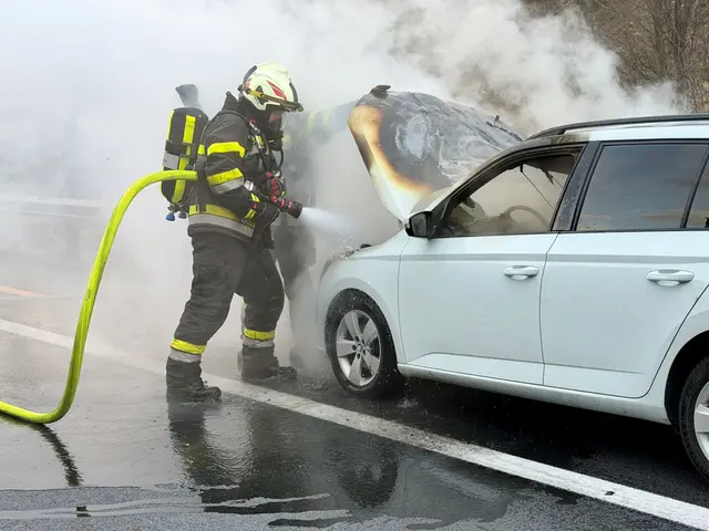 Fahrzeugbrand im Baustellenbereich sorgt für Totalsperre bei Mautern
