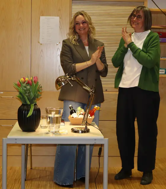 Eva Maria Egger von der Bücherei in Mötz (rechts) mit Isabell Kapeller. | Foto: Tatschl