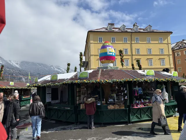Die bunte Häuserzeile von Mariahilf bildet bis 6.4. den Hintergrund für den traditionellen Ostermarkt.  | Foto: MeinBezirk