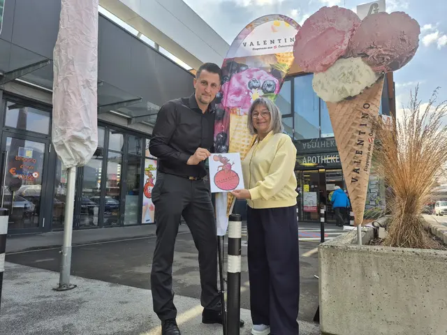 Dagi Zirngast mit Mo Hajdarevic von Hügli/Valentino im "noch" leeren Gastgarten der Oase Eurotreff | Foto: Andrea Stelzer