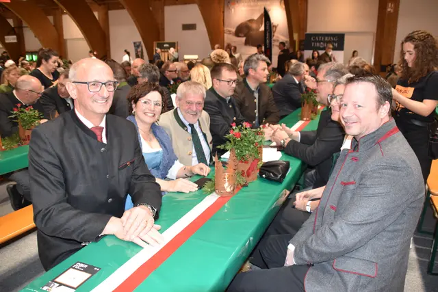 Zahlreiche Ehrengäste aus Politik, Behörden und Organisationen nahmen an der Veranstaltung teil. | Foto: © Georg Larcher / MeinBezirk.at