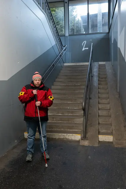 Christoph Zottl in der alten Unterführung. Die steile Rampe ist für Gehbehinderte noch problematischer als der Abstieg für Sehbehinderte. | Foto: Santrucek