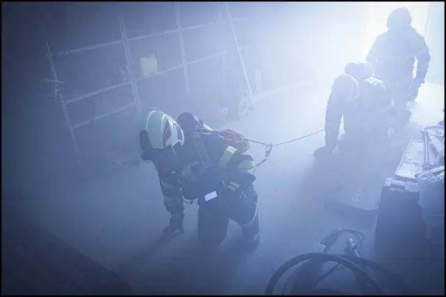 Am benachbarten Anwesen der Bauunternehmung Korp galt es in Stark verrauchte Gebäudeteile vorzudringen . 