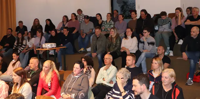Publikum in Stams.  | Foto: Tatschl