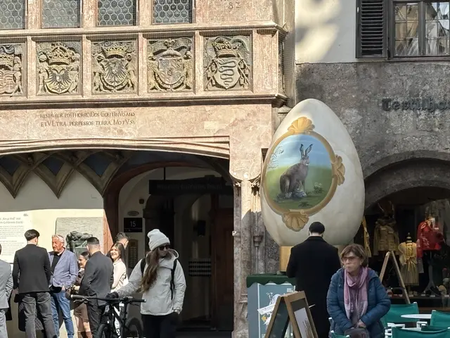 Ein Osterei vor dem Goldenen Dachl | Foto: MeinBezirk