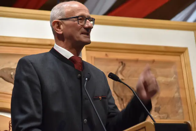 Landeshauptmann Anton Mattle bedankte sich bei der Jägerschaft für ihre Arbeit. Jagd sei heute nicht nur Tradition, sondern aktiver Natur- und Umweltschutz sowie Schutz des Waldes. Er sprach ebenfalls den steigenden Freizeitdruck an und betonte, dass die Natur kein Fitnessstudio sei, sondern Lebensraum für Wildtiere. Die hohe Abschussplanerfüllung sei ein Beweis für die verantwortungsvolle Arbeit der Jägerinnen und Jäger. | Foto: © Georg Larcher / MeinBezirk.at