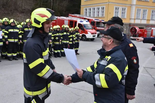 Übergabe der Zertifikate an die Feuerwehrkameraden aus den Bereichsfeuerwehrverbänden Mürzzuschlag, Hartberg, Feldbach und Weiz. | Foto: BFVMZ/Pusterhofer
