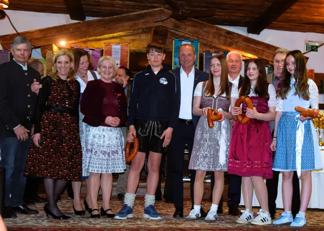 Die U-18 Schrepferpreis Gewinnerinnen und Gewinner: GV Franz Adelsberger, Frau Landtagsabgeordnete Katrin Brugger, GV Maria Braito, Frau Landtagsabgeordnete Claudia Hagsteiner, Bürgermeister Dr. Walter Astner, Stephan Haselsberger, GV Hanspeter Ellmerer, Johanna Vitzthum, Vizebürgermeister Hannes Waltl, Johanna Krepper, Bezirksobmann Andi Aberger und Leni Volstuben. | Foto: Sabine Trabi; Friedl Schwaighofer; Anneliese Hechenberger