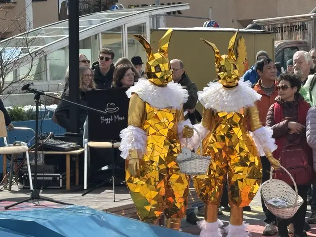 Goldene Osterhasen am Marktplatz | Foto: MeinBezirk