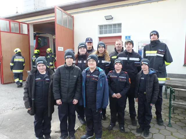 Große-, als auch kleine Feuerwehrlerinnen und Feuerwehrler waren bereit für die Löschung des Brandes.  | Foto: Vanessa Wittmann