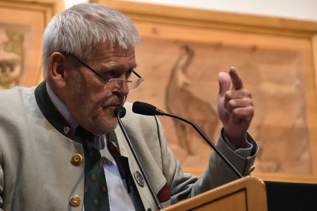 Landesjägermeister Anton Larcher sprach über die großen Herausforderungen der Zukunft. Ein wichtiges Thema sei der Wolf. Hier gebe es neue gesetzliche Regelungen, die unter bestimmten Voraussetzungen eine Entnahme von Problemwölfen erleichtern. | Foto: © Georg Larcher / MeinBezirk.at