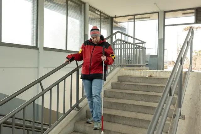 Ohne Geländer wäre der Abstieg in die Unterführung für Christoph Zottl nicht machbar. | Foto: Santrucek