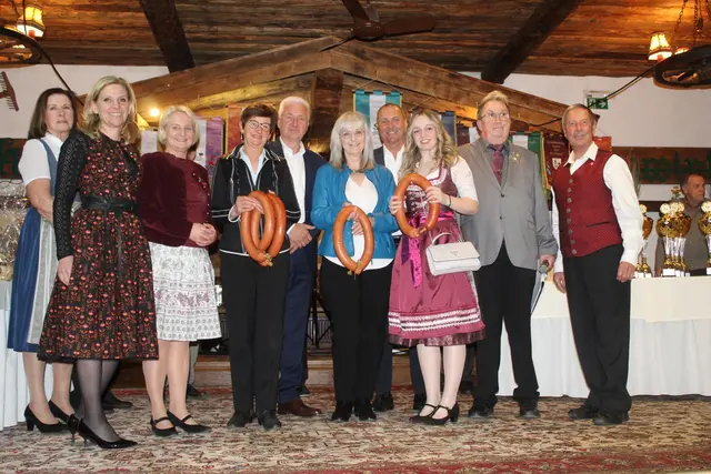 Die Damen Bezirkscup Schrepfer Preis Gewinnerinnen vom ESC Jochberg mit den Offiziellen: GV Maria Braito, Frau Landtagsabgeordnete Katrin Brugger, Frau Landtagsabgeordnete Claudia Hagsteiner, Margret Landmann, Vizebürgermeister Hannes Waltl, Marianne Luxner, GV Hanspeter Ellmerer, Natalie Aberger, Bezirksobmann Andreas Aberger und ASKÖ Stocksport Landesfachwart Johannes Lanner. | Foto: Sabine Trabi; Friedl Schwaighofer; Anneliese Hechenberger