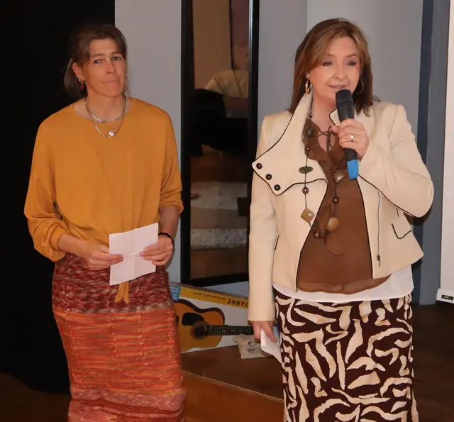 Agnes Dorn von der Bücherei Stams und Nina Kuttner (Verlegerin Sessix Verlag) moderierten die Veranstaltung in Stams. | Foto: Tatschl