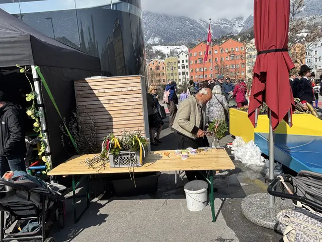 Handwerk beim Palmbuschbinden. | Foto: MeinBezirk