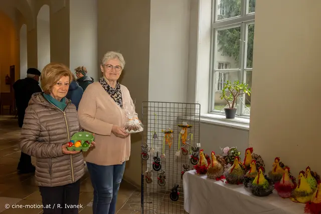 Maria und Helga zeigen Ihre Auswahl an österlichen Bastelsachen von der Bastelrunde. | Foto: cine-motion.at / R. Ivanek