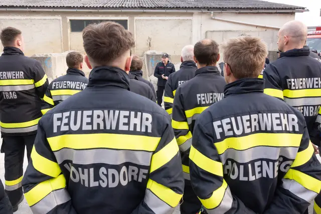 Abschlussbesprechung am Übungsgelände.