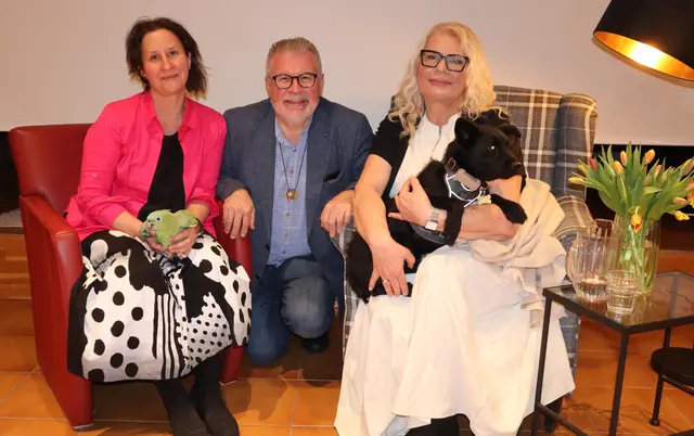 Autor:innen Barbara Tatschl, Alexander Legniti und Etelka Kuprian in Stams mit Papagei Rico und Hund Lemmy. | Foto: Tatschl