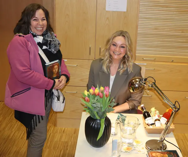 Autorin Isabell Kapeller beim Signieren ihres Buches in Stams.  | Foto: Tatschl