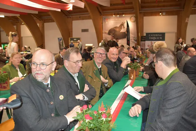 Zahlreiche Ehrengäste aus Politik, Behörden und Organisationen bzw. FuFunktionäre des Jägerverbandes nahmen an der Veranstaltung teil. | Foto: © Georg Larcher / MeinBezirk.at